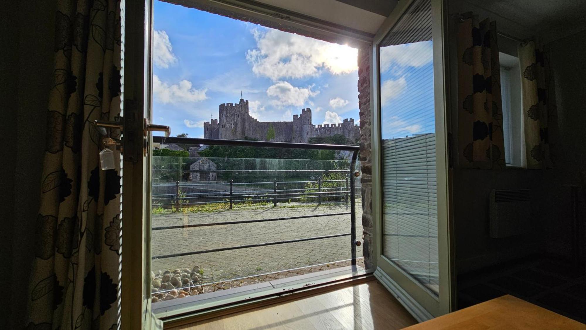 Castle Pond House Apartman Pembroke Kültér fotó