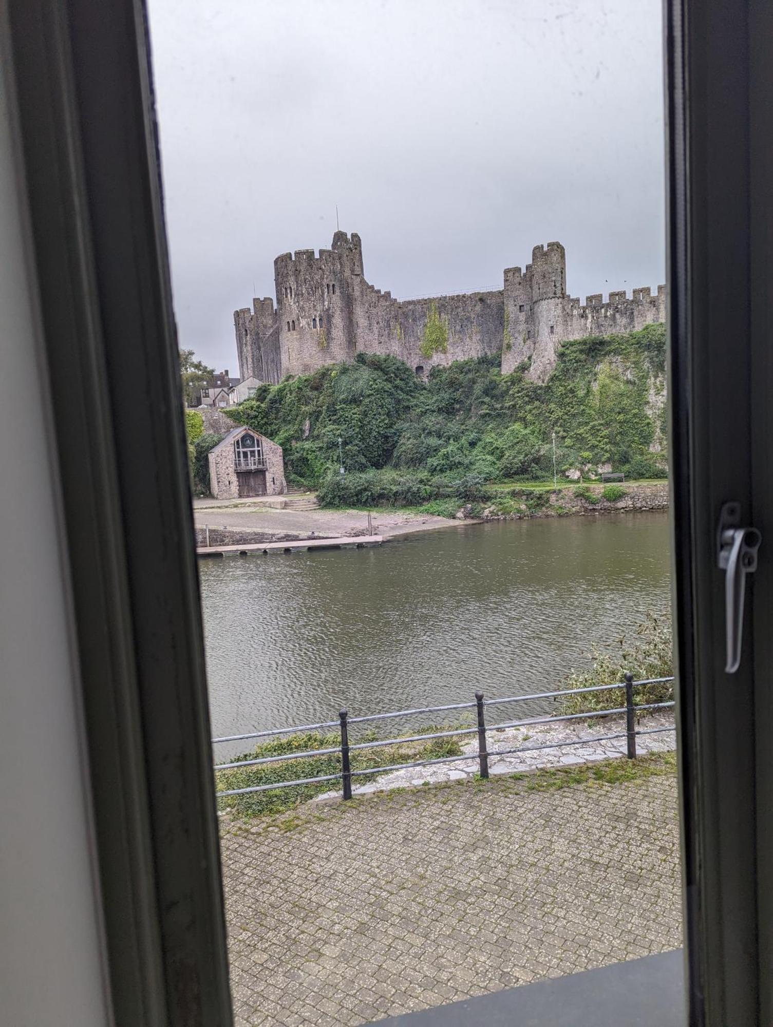 Castle Pond House Apartman Pembroke Kültér fotó